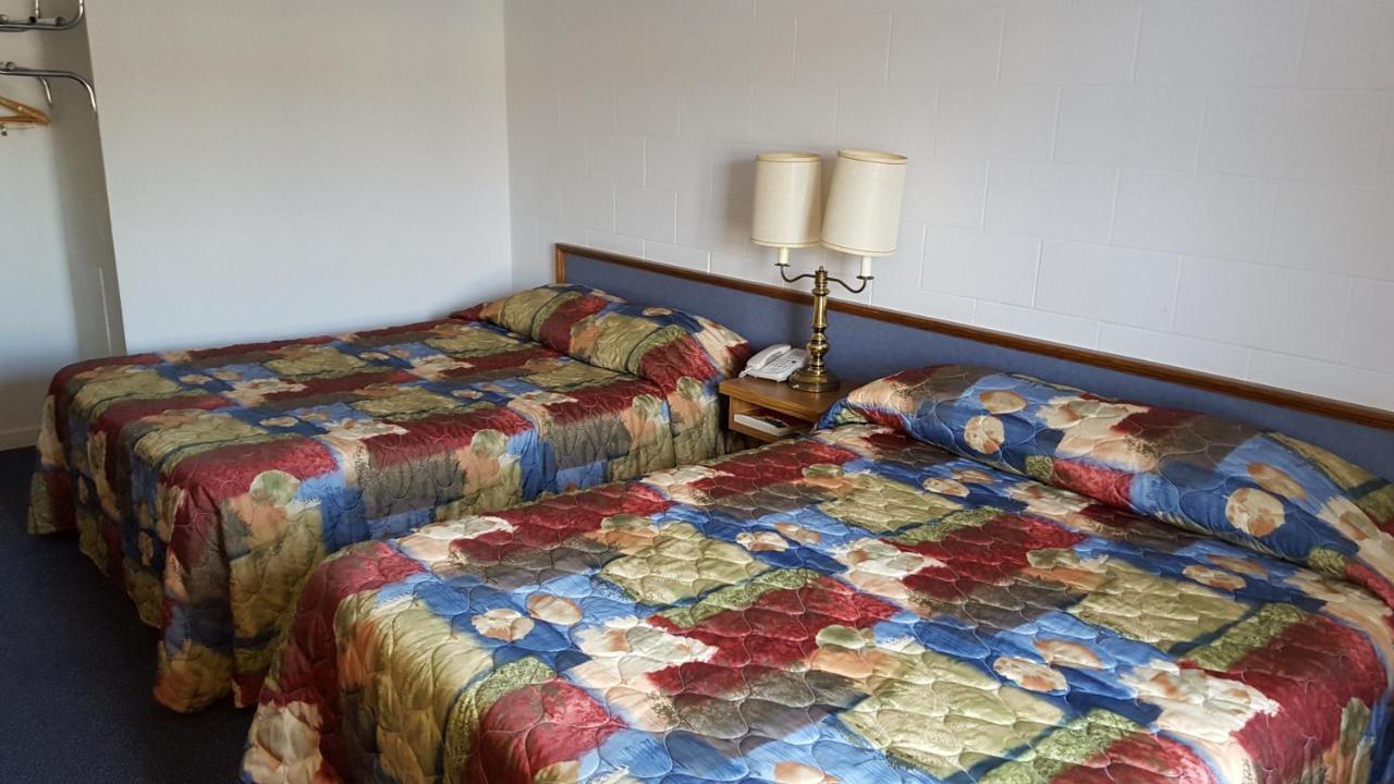 Guest Lodge Motel Minot Bagian luar foto